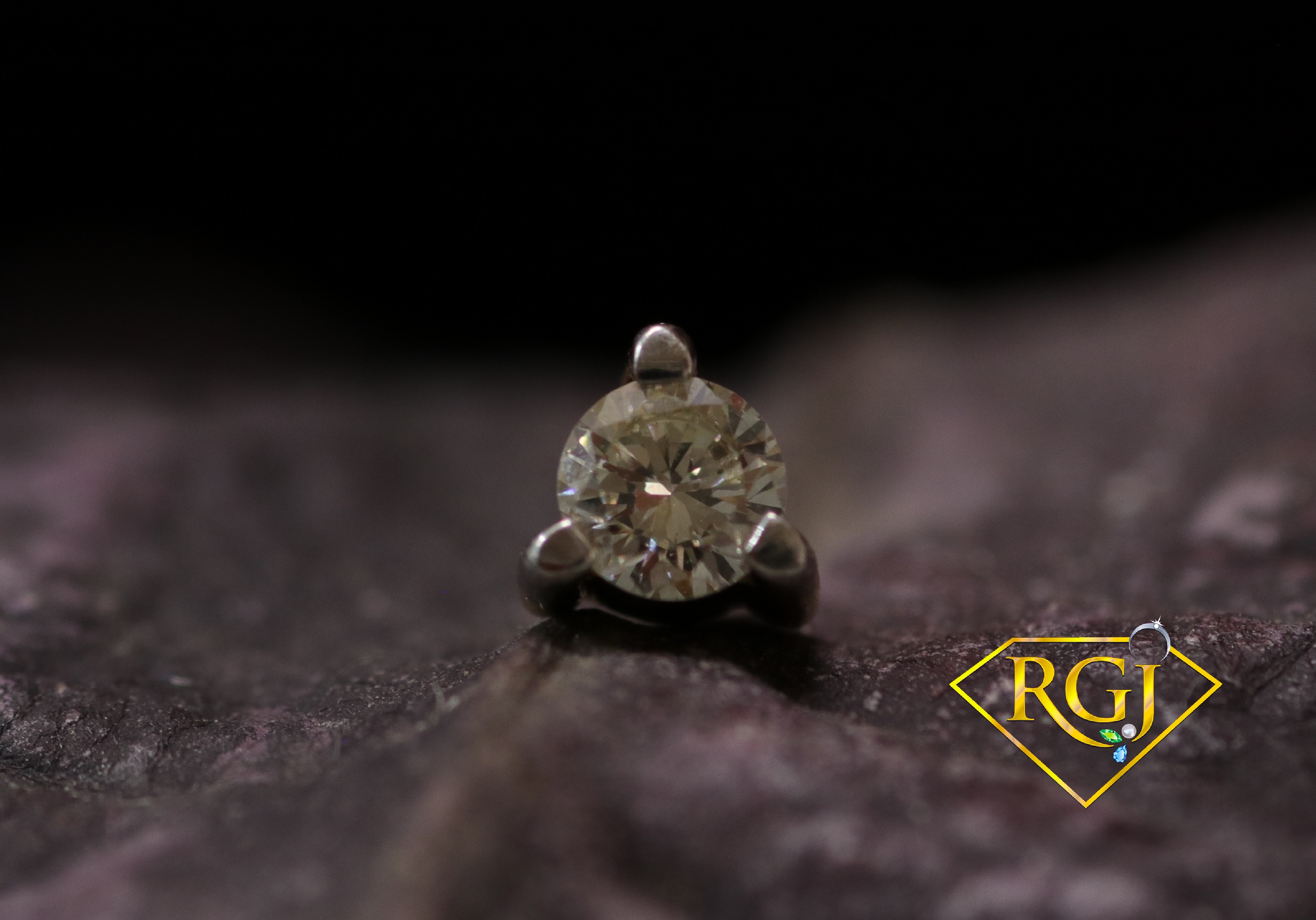 NATURAL DIAMOND NOSE PIN IN 18 KT GOLD
