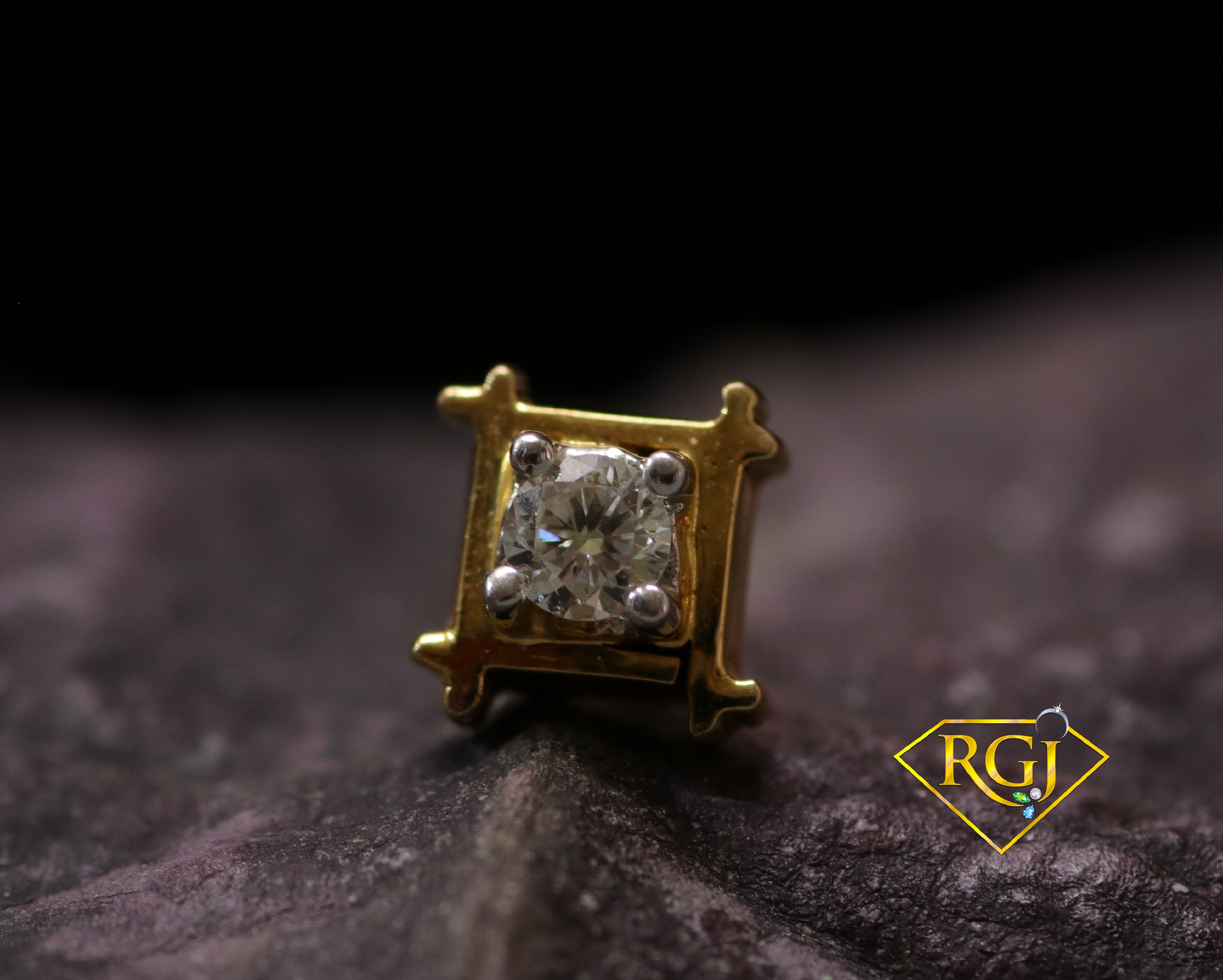 SOLITAIRE DIAMOND NOSE PIN IN 18 KT GOLD